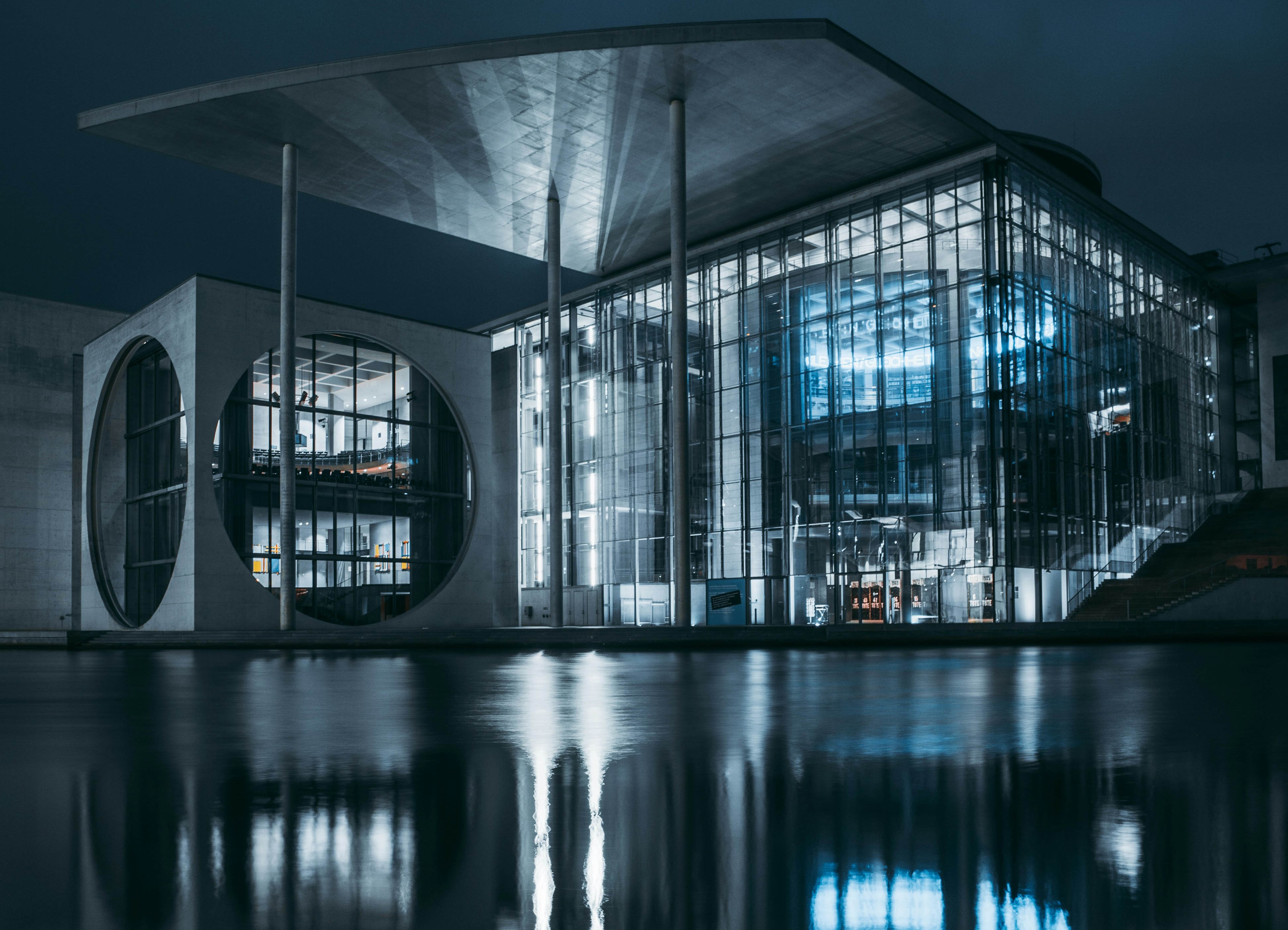 米兰milan官网-宝马慕尼黑工厂6.5亿欧元改造完成：AI大脑加机器人